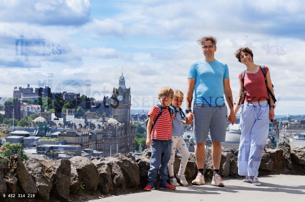 Père, mère et enfants explorent une ville avec des monuments emblématiques